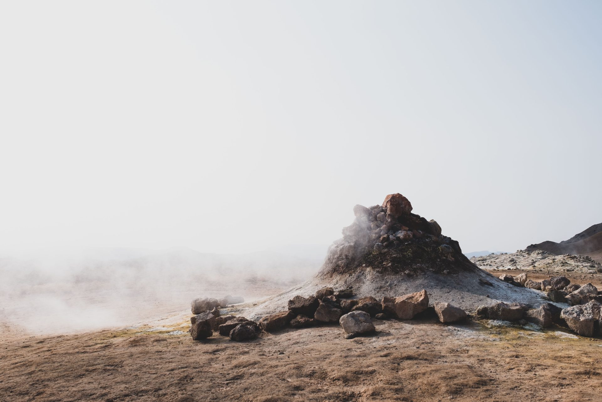 rocas en una pequeña formación con fumarolas que manan de la superficie de la tierra en Hverir Islandia.