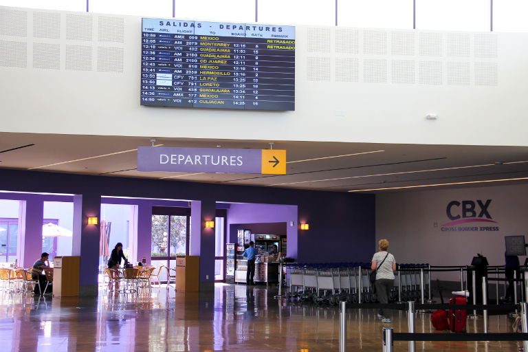 zona CBX en el aeropuerto Internacional de Tijuana para cruzar a San Diego. 