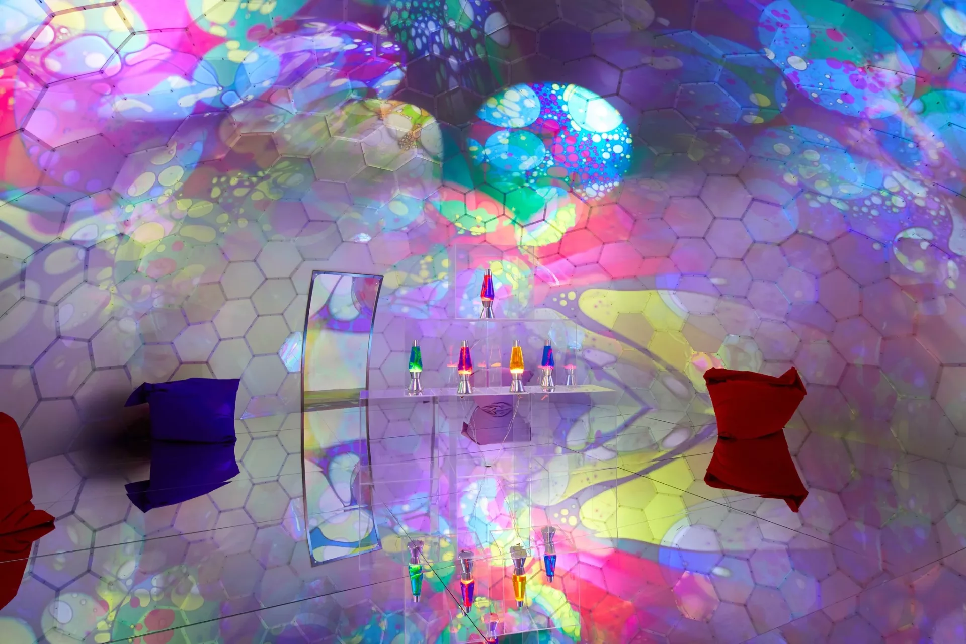 interior de la sala GIANT BUBBLE de la exhibición inmersiva Bubble Planet.