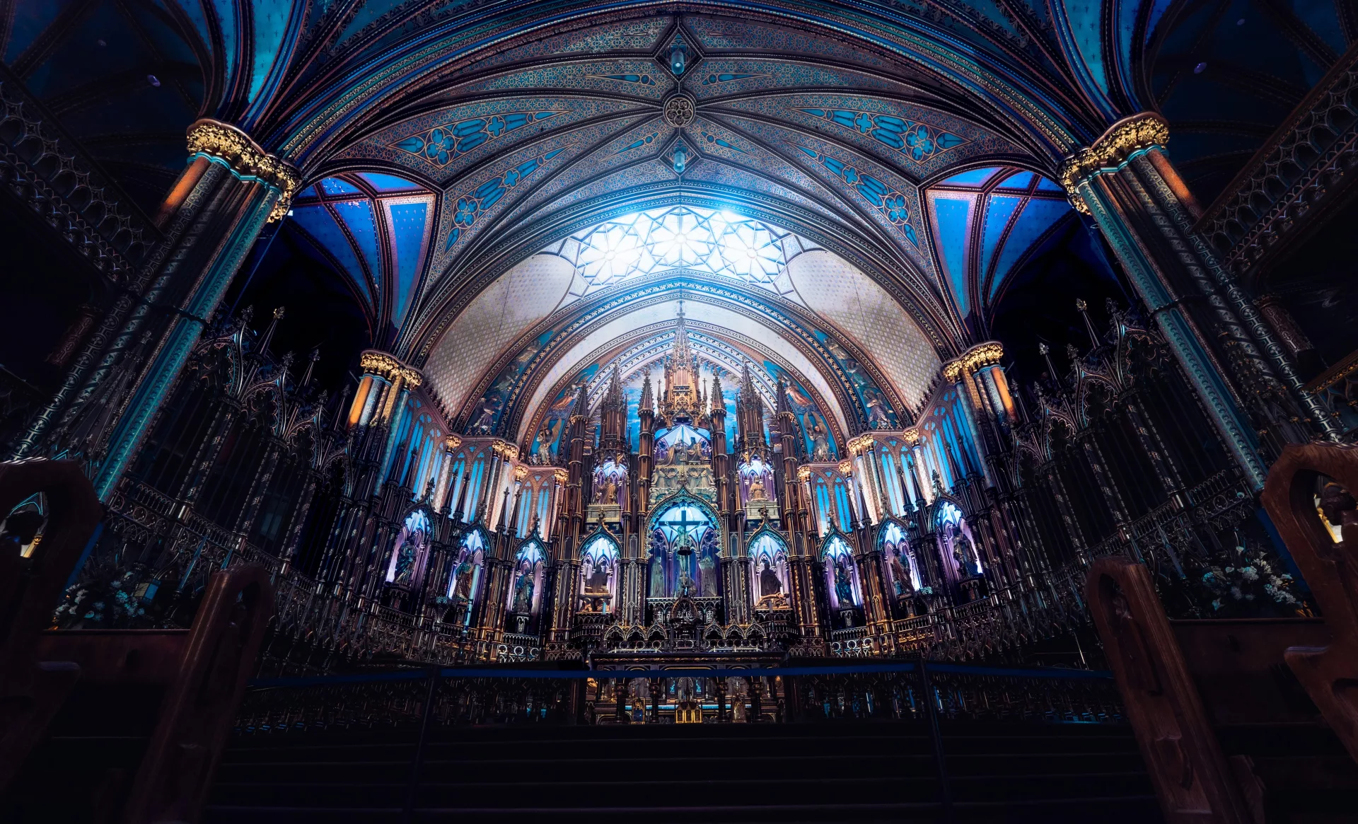 interior de la capilla de Notre Dame Basilica de Montreal.