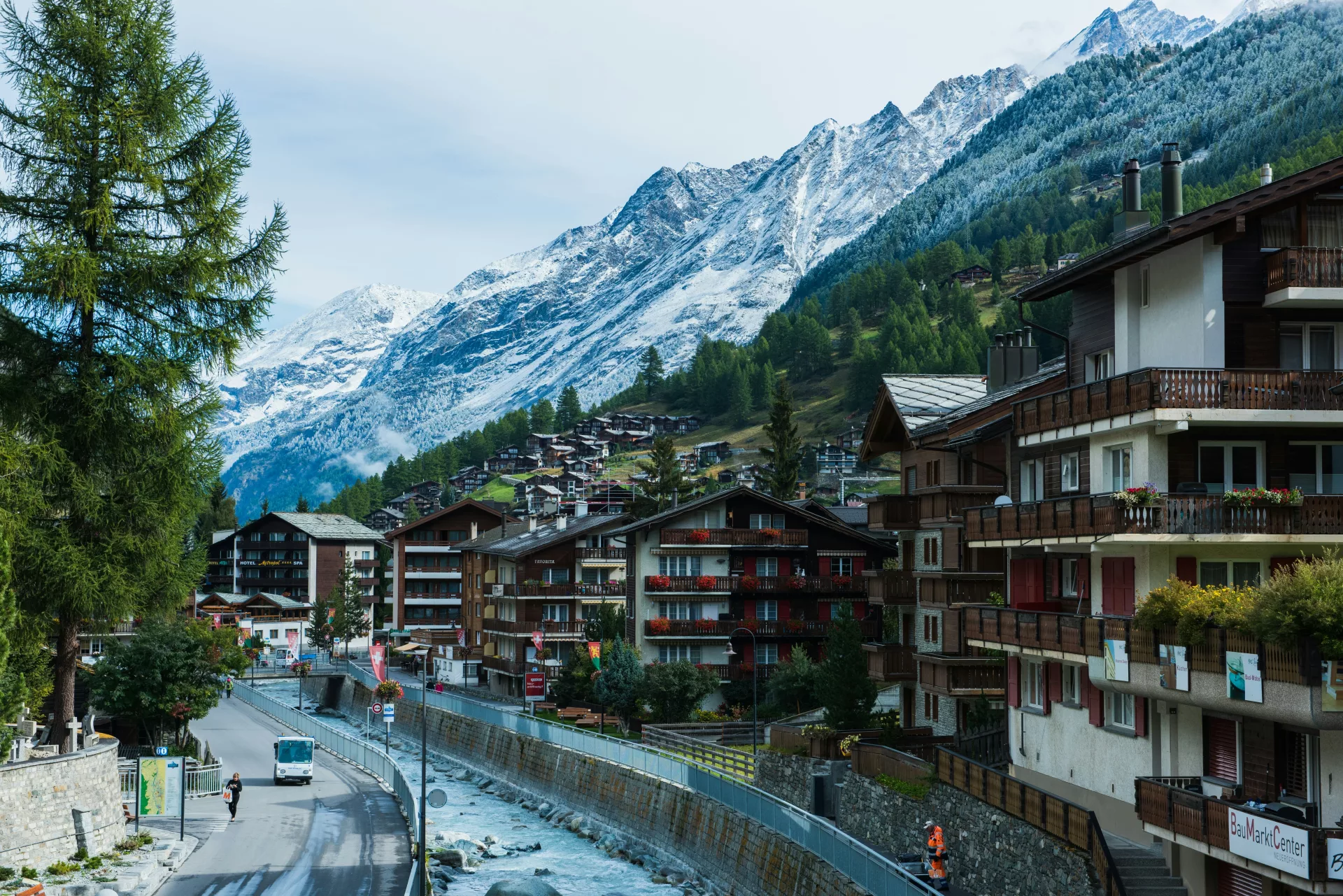canal y casas pintorescas a un lado en Zermatt, Suiza. Uno de los destinos más seguros para viajar en 2024.