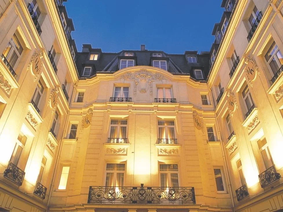 vista del patio interior del hotel en París.